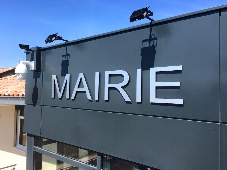enseigne lettres alu brossées